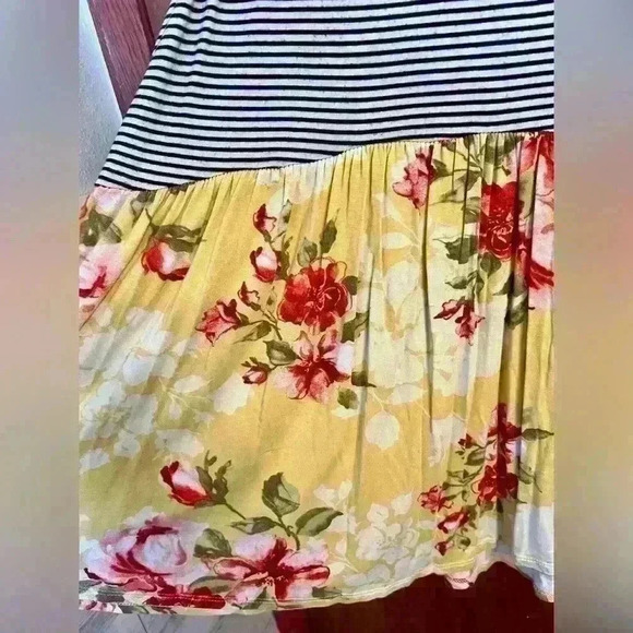 Staccato Women’s floral stripe high low tank - Picture 2 of 4